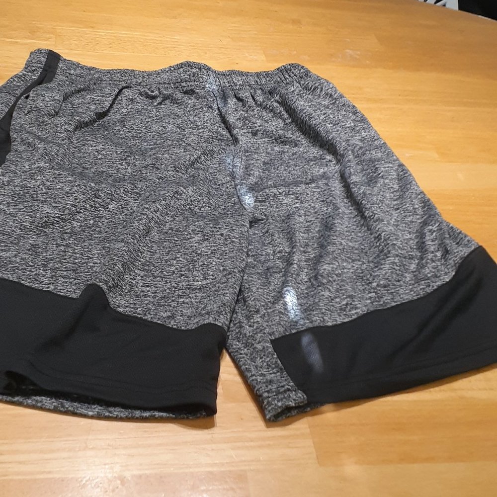 Slam Men Med Gray & Black Basketball Shorts